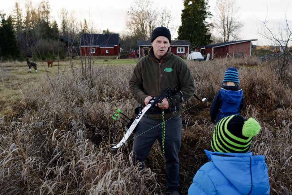 Steve is a world champion archer who helps train the Estonian national team. He moved abroad for love when he met his Estonian wife at an archery competition. He says that his life in Estonia is more relaxing and simple.