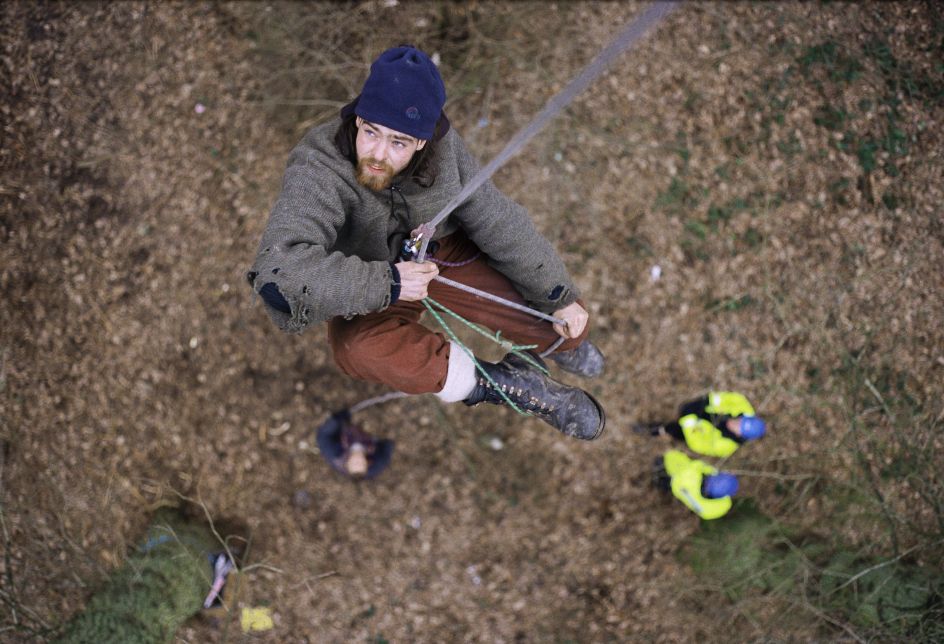 Newbury Bypass 1996 – An activist prusiks into a tree. Using a climbing technique known as prusiking allowed protestors to climb single ropes up into the trees pulling up the rope behind them much like a drawbridge.