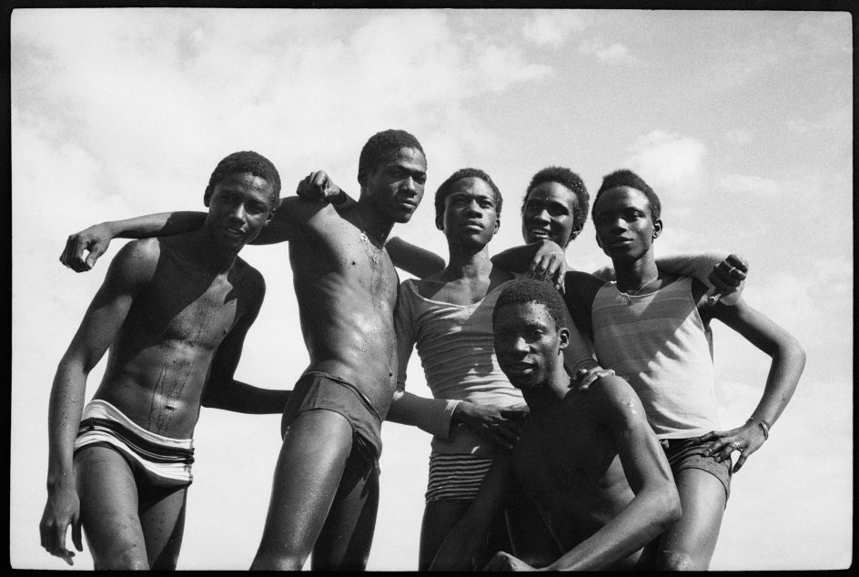 A la plage, 1974 - © Malick Sidibé | Courtesy Galerie MAGNIN-A, Paris