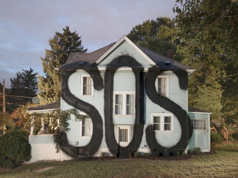 アート・デザイン・音楽 Small ian Houses and their Details Island: large-scale photographic works by Ian Strange convey dark
