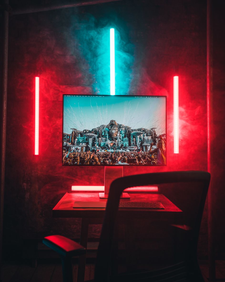 The HUAWEI MateView, as photographed by Mike Will