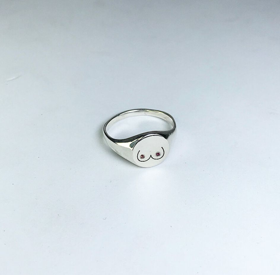 Boob signet ring by [Ella Bull](https://www.ellabull.com/shop/sa3tukzaykcfkpsnbcggdda3t9eoy7). Priced at £195