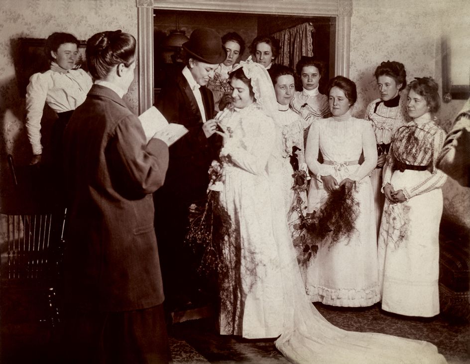 Mock wedding, United States, circa 1900. © Sebastian Lifshitz Collection Courtesy of Sebastian Lifshitz and The Photographers’ Gallery