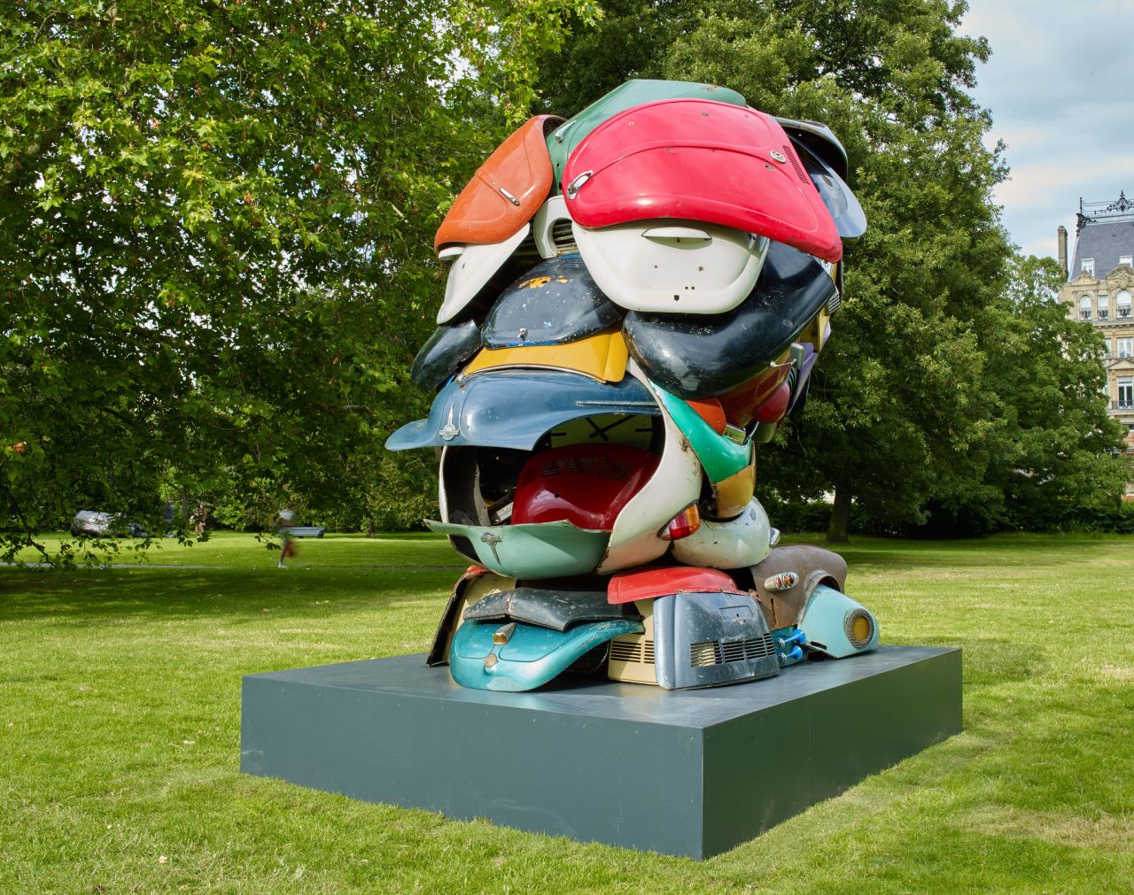 Zak Ove, Autonomous Morris, 2018, Lawrie Shabibi, Frieze Sculpture 2019. Photo by Stephen White. Courtesy of Stephen White/Frieze