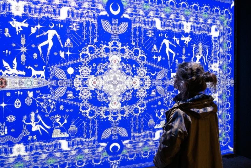 حُسين شيخا ينسج بكسلات السجاد وذاكرة الثقافة في لوحات نسيجية فريدة
