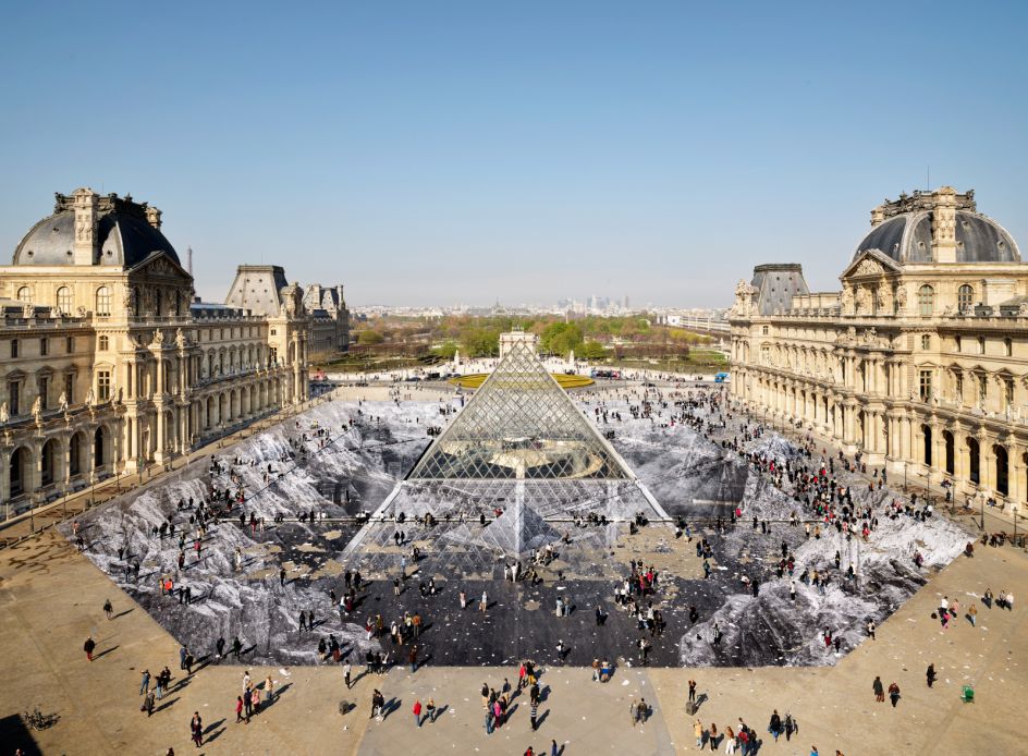 JR au Louvre, Paris, 2019 © JR