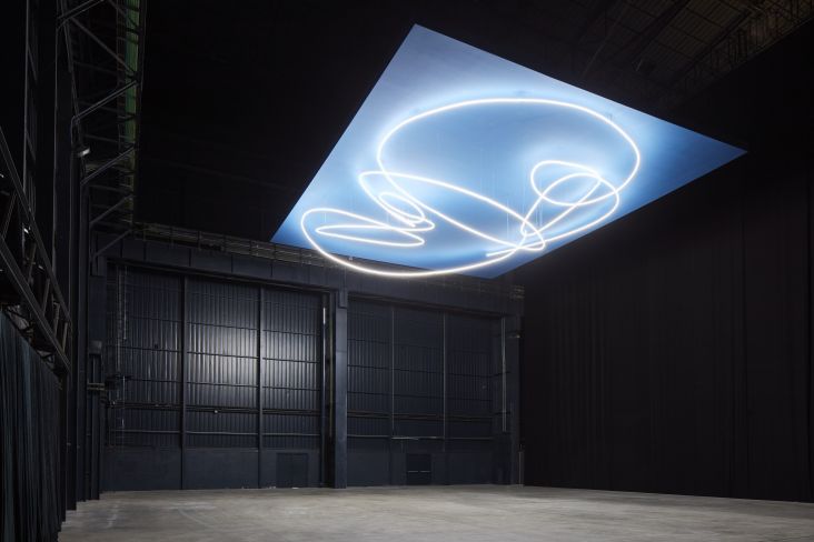 Lucio Fontana, Struttura al neon per la IX Triennale di Milano, 1951/2017, installation view at Pirelli HangarBicocca, Milan, 2017. Courtesy Pirelli HangarBicocca, Milan. ©Fondazione Lucio Fontana Photo: Agostino Osio