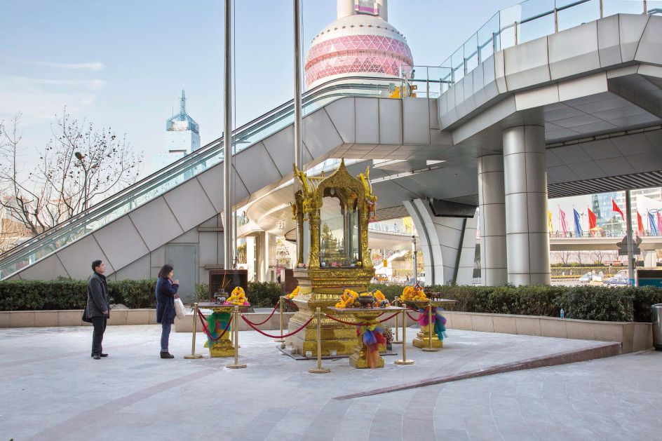 Thai Buddhist shrine, Super Brand Mall, Pudong, 2016 © Liz Hingley
