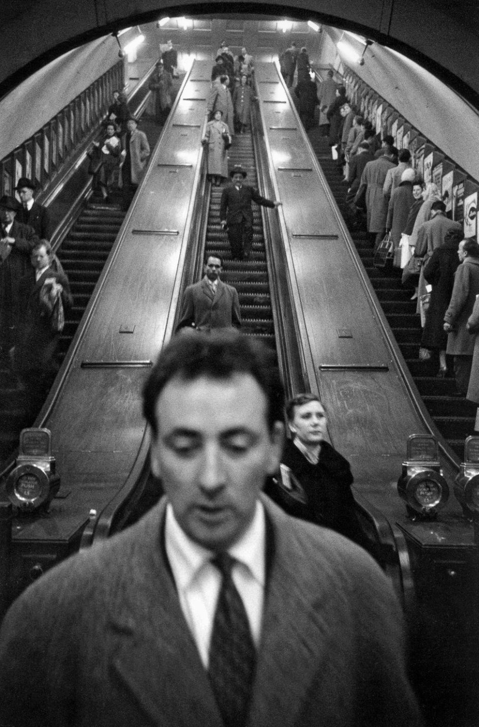 Sergio Larrain - London. Baker Street underground station. 1958-1959. © Sergio Larrain / Magnum Photos