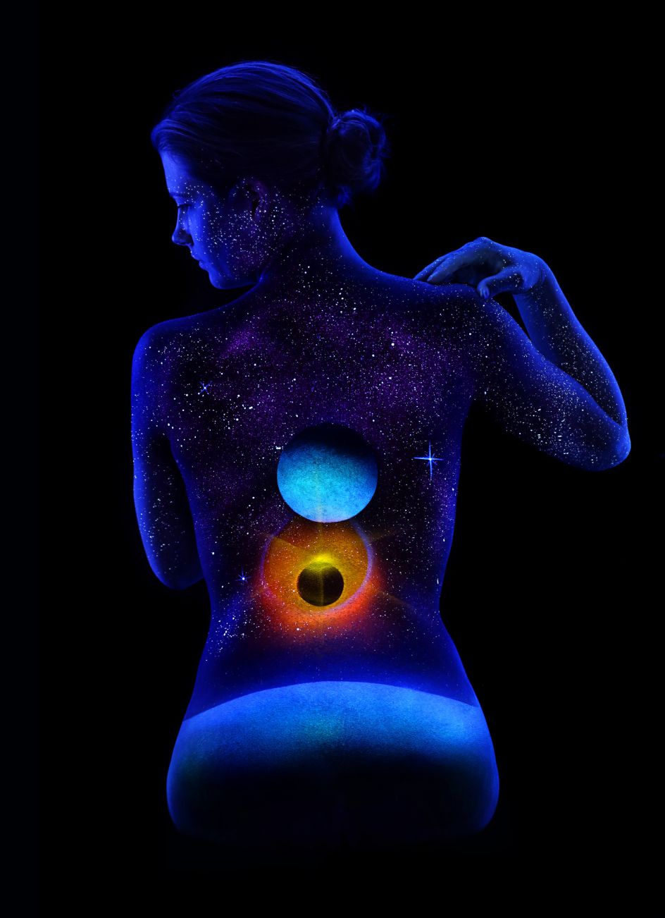 Bodyscapes: Black light body painting that beautifully glows in the dark