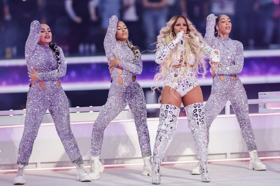 Mary J. Blige performs during the Super Bowl LVI Halftime Show at SoFi Stadium in Los Angeles, CA on Feb. 13, 2022. (Photo by Image of Sport/Sipa USA)