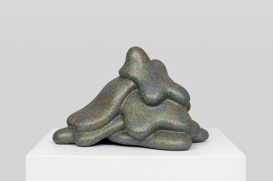 Ken Price, Oki, 2007 Fired and painted clay 53.3 x 45.7 x 40.6 cm © Ken Price Estate. Courtesy the Ken Price Estate and Xavier Hufkens, Brussels. Photo: HV-studio
