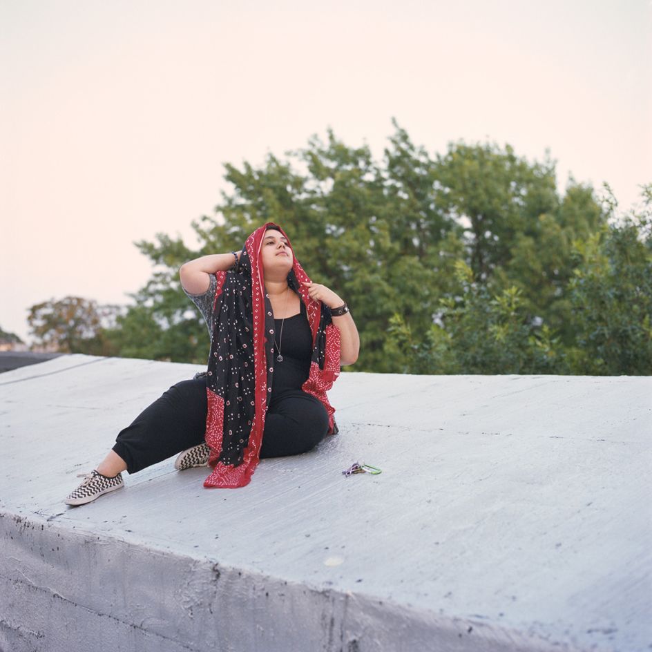 Sara, New York © Lia Darjes: “For me, it has never been about reconciling. I feel both identities – being queer and Muslim – complete each other. And that I am able to be my best self when I embrace a 100% of what I represent. I celebrate my queerness and I celebrate my Islam. For me, there has never been a problem with me being queer in my Muslim community. Many people think that the Muslim community is one big thing, but it is not. We each create our own community. I don’t know all of the almost two billion other Muslims. I know only those that I see every day as a part of my local community, who love me and who are there for me knowing my full self. For me, what has often been a problem is when I go to certain queer spaces where I experience a lot of Islamophobia. There, they usually think it is not possible to be Muslim and queer. I have to prove, then: It is possible, because I am here and I know many more people like me. Islam has never been a part of my life that I felt limited by, it has always been a source of strength. I feel that I come out as Muslim rather than coming out as queer. Many people have a very strong preconception of what a Muslim woman looks like and how she behaves. And though, when I actually share this with people as something that is really important to me, they are often very confused.”