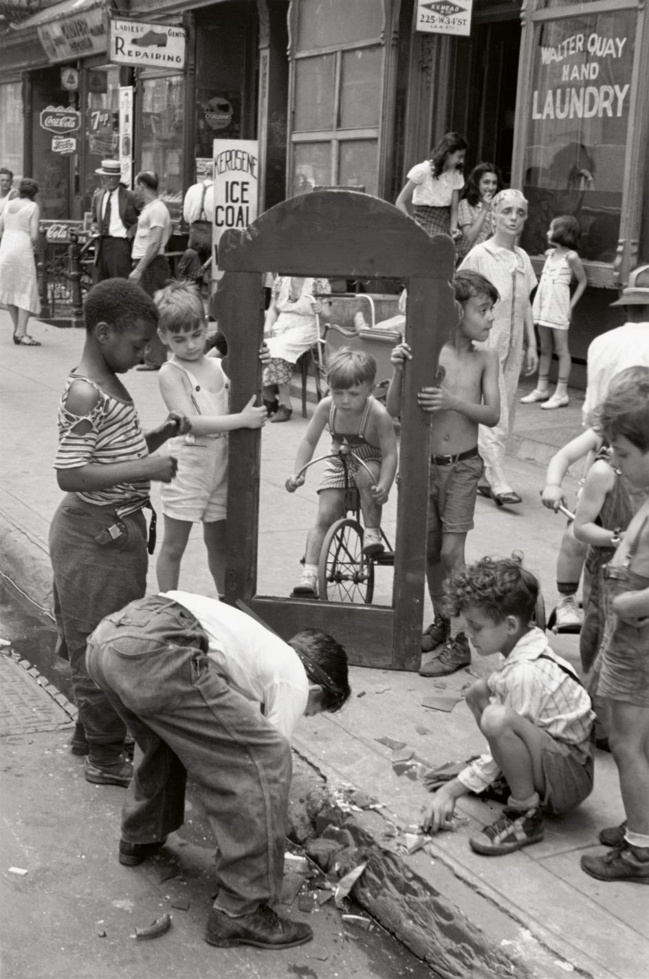 Helen Levitt, New York, 1940 Albertina, Vienna. Permanent loan of the Austrian Ludwig Foundation for Art and Science © Film Documents LLC / courtesy Galerie Thomas Zander, Cologne