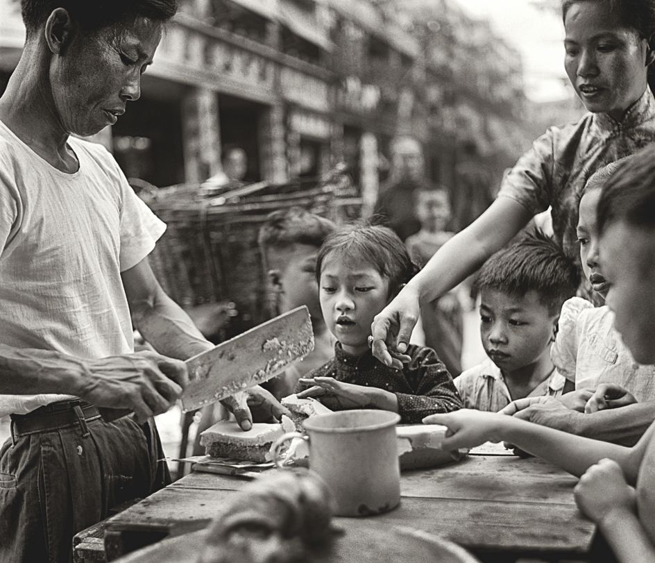 Fan Ho 'Can't Wait(貪嘴)' Hong Kong 1950s and 60s, courtesy of Blue Lotus Gallery