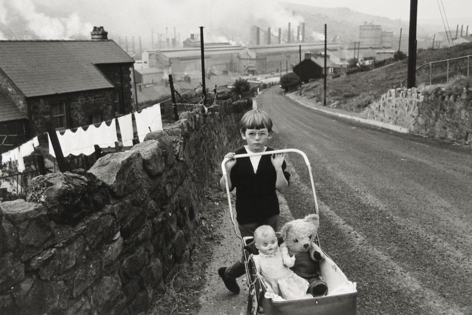 Wales, 1965 © Bruce Davidson / Magnum Photos courtesy Howard Greenberg Gallery / Huxley Parlour Gallery
