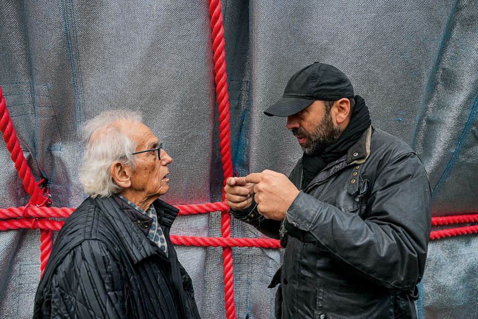 Christo and Vladimir Yavachev discuss the different qualities of the three different-sized ropes that were used in this test. Christo decided upon the middle-sized rope Photo: © Wolfgang Volz