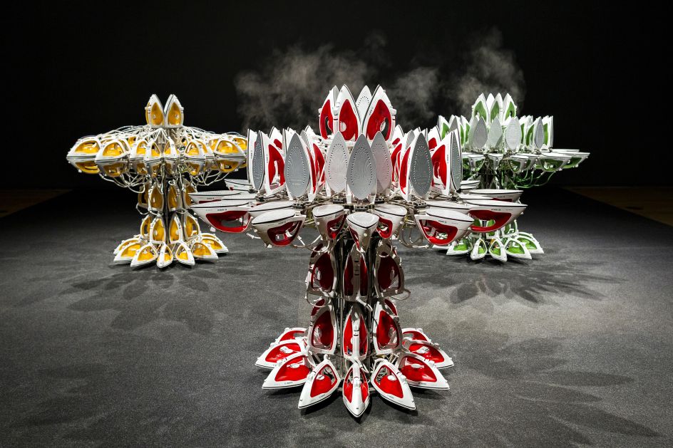 Joana Vasconcelos  – A todo vapor (Amarillo) [A Todo o Vapor (Amarelo)] #1/3, 2014 A toda máquina (Verde) [A Todo o Vapor (Verde)] #1/3, 2013 A toda máquina (Rojo) [A Todo o Vapor (Vermelho)] #1/3, 2012 Planchas de vapor BOSCH, motorreductor PLC, unidad de control electrónico basada en microprocesador, sistema hidráulico de baja presión, acero inoxidable, agua desmineralizada (3x) 155 x Ø 170 cm Colección de la artista