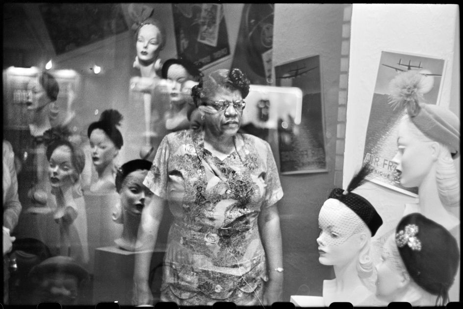 Downtown hat shop window, Pittsburgh September 1950 © Elliott Erwitt / Magnum Photos Courtesy: Carnegie Library of Pittsburgh