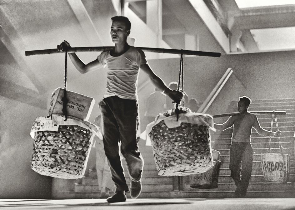 Fan Ho 'Balance(穩)' Hong Kong 1950s and 60s, courtesy of Blue Lotus Gallery