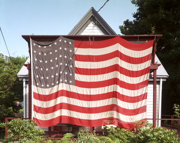 Flag, Provincetown, Massachusetts, 1983 Courtesy: Image courtesy of Huxley-Parlour, London and Howard Greenberg, NY Copyright: Joel Meyerowitz