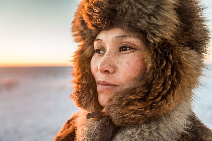Lena (on the photo) lives with her husband Lyonya, their four-year-old daughter Christina and their three dogs – Khutyu, Khadak and Tewa. All photography: Alegra Ally/Schilt Publishing