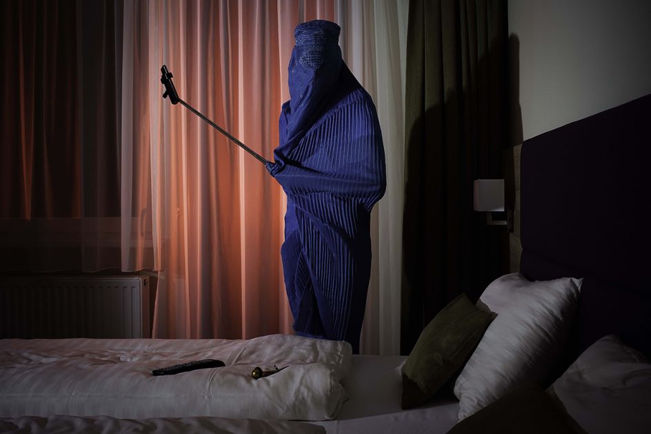 The Selfie Project - Kristoffer Eliassen. (Professional Staged)