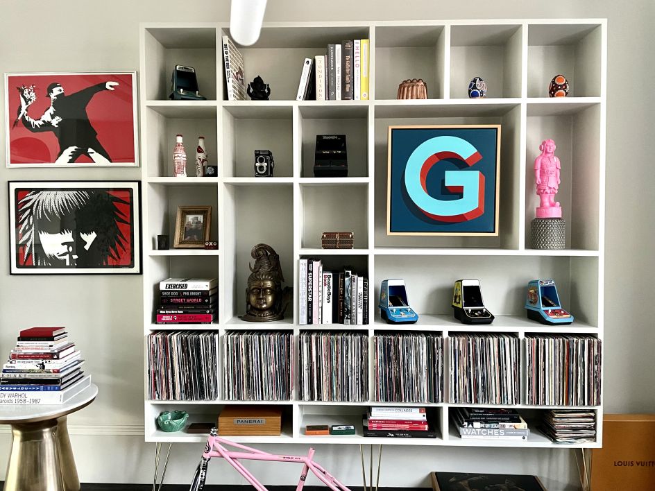 Gush Mundae's bookshelf