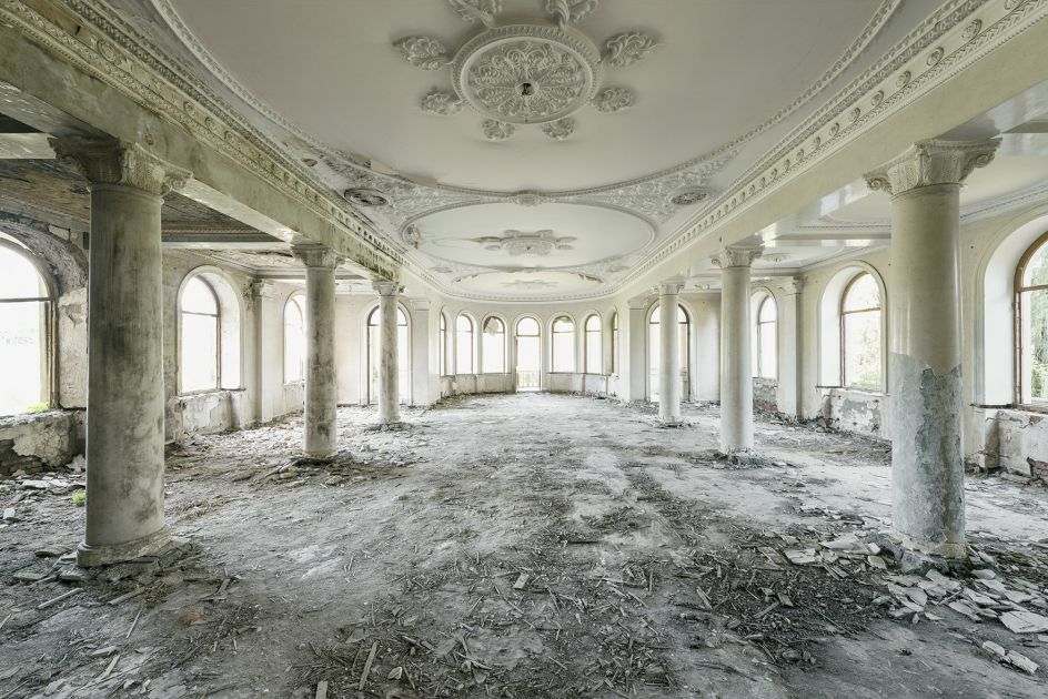 Roman columns and an ornate ceiling decorate this dining hall inside a former sanatorium. Salvageable objects like parquet floors, statues and metals have long been vanished. Tskaltubo, Georgia. © Reginald Van de Velde