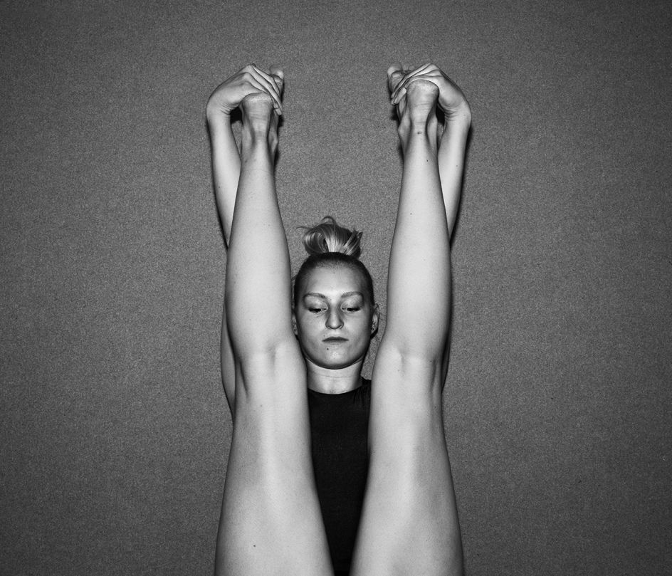 Little Fighters - Jens Juul: The atmosphere is good and there is loud music playing in the gym in Copenhagen where the elite girls train gymnastics 20 hours a week. You have to if you want to participate at the elite level. And they do. As a rule of thumb you have to put in at least 10.000 hours of training to compete internationally. Doing gymnastics you primarily fight yourself. Your fears, doubts and pain. But the youngsters help and encourage each other. So it might be a lone battle. But the