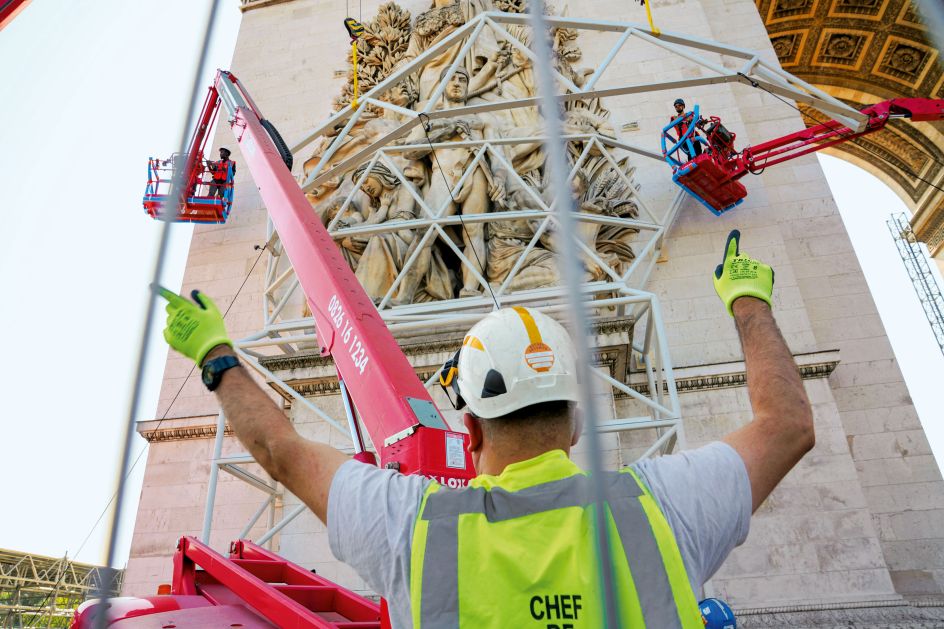 As the steel pieces are lifted into place by crane operators, workers from Les Charpentiers de Paris, using cherry-pickers, fasten them together Photo: © Wolfgang Volz