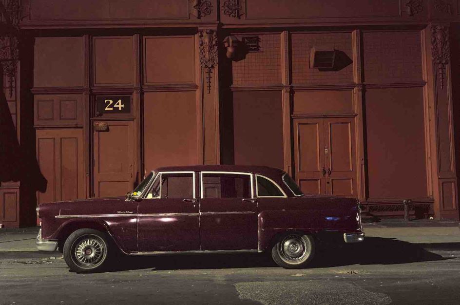 24 Checker car, in the Twenties near 6th Avenue, 1975 © Langdon Clay, courtesy Polka Galerie.
