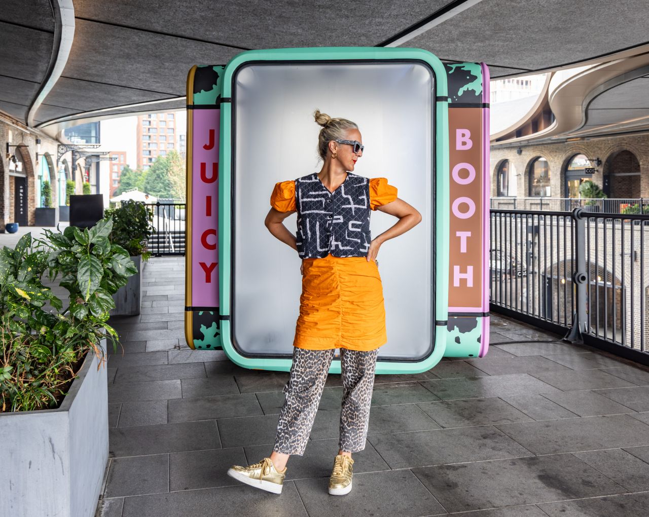 Juicy Booth © Annie Frost Nicholson. Photography: John Sturrock