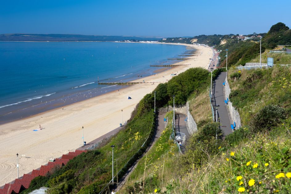 Bournemouth Beach to Sandbanks from the Zigzag cliff path / Shutterstock.com