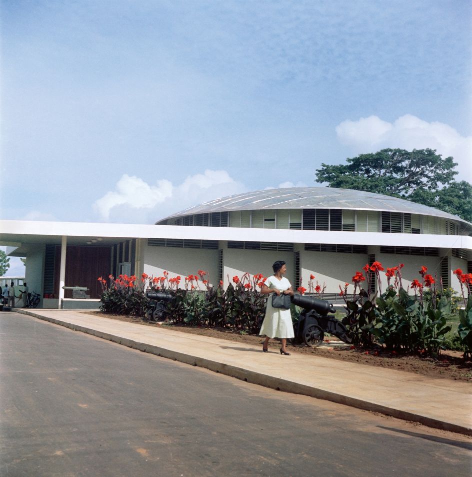 Ghana, 1958 – Woman leaving the National Museum of Ghana, Accra © 2021 Todd Webb Archive