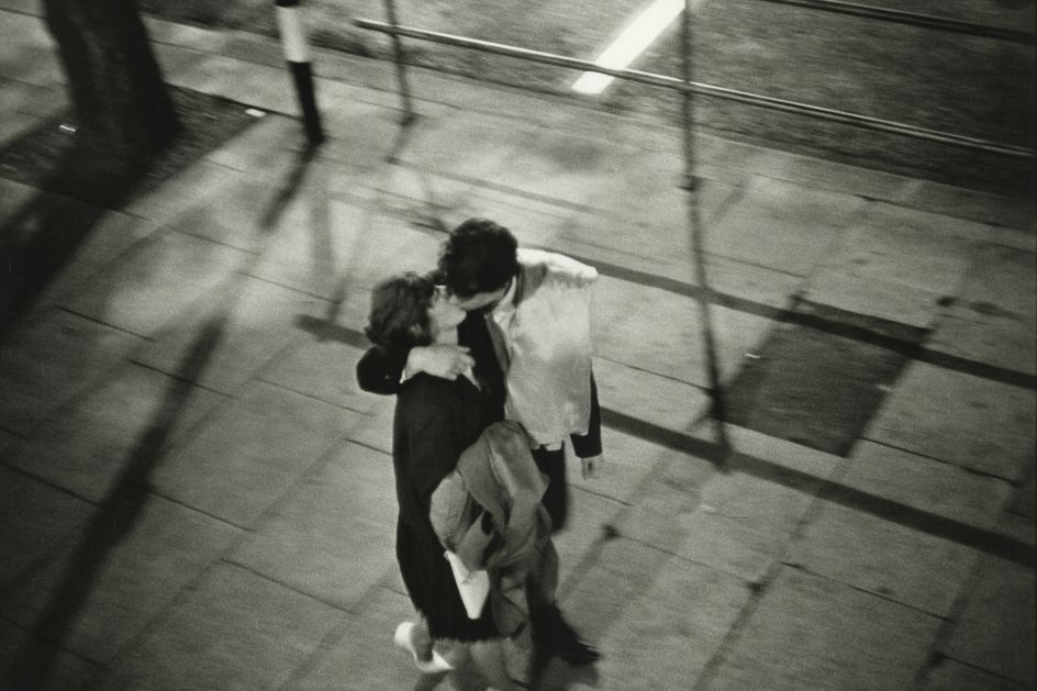 Couple kissing on the street, London 1960 © Bruce Davidson / Magnum Photos courtesy Howard Greenberg Gallery / Huxley Parlour Gallery