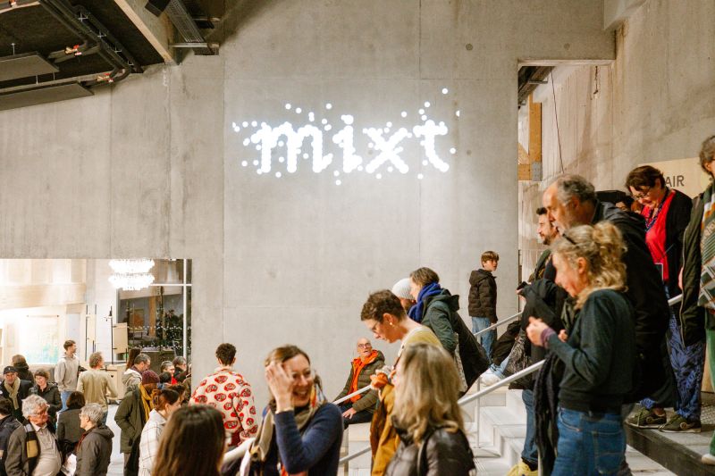 كيف تحيا الحروف  
هوية أتلييه «أي أي أي أي أي» لميكست