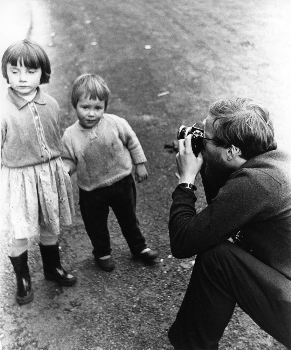 Robert Blomfield, Robert Blomfield Photographing Children, Edinburgh, 1966 © Jane Blomfield
