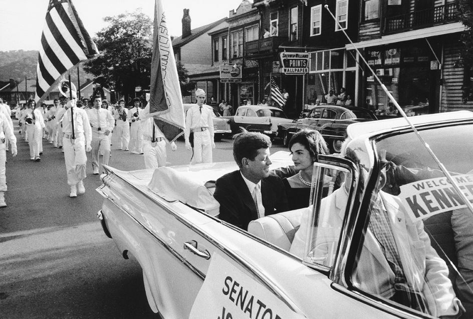 Jackie and JFK in Campaign Car, Wheeling, 1959 © Mark Shaw / mptvimages.com