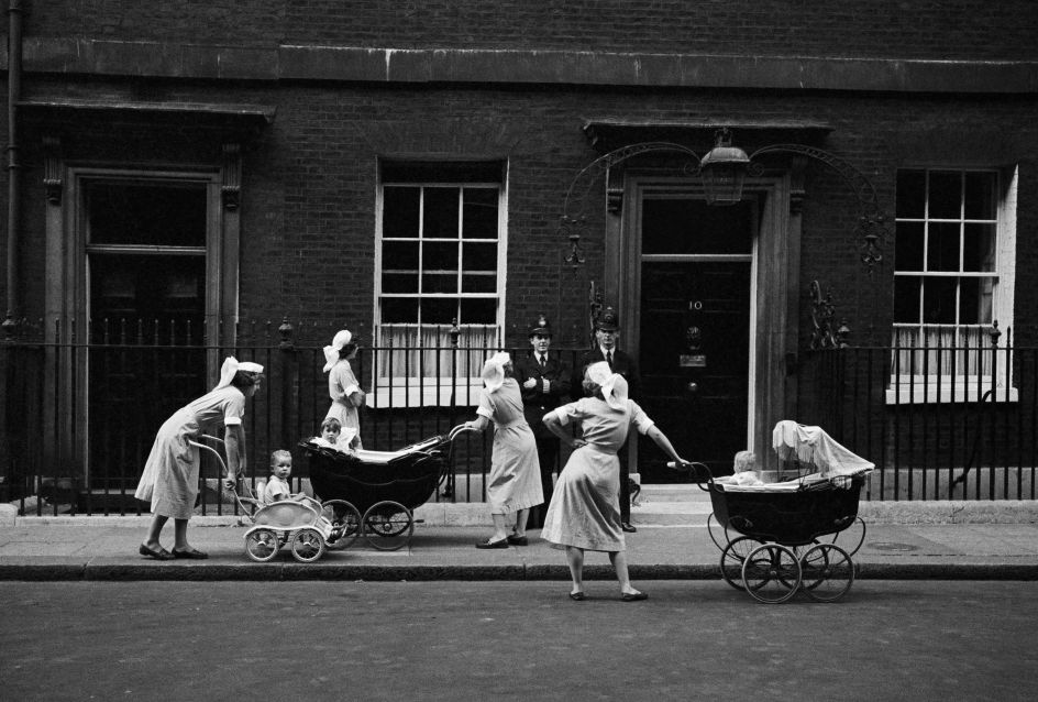 Nannies Outside No.10, 1959 © Philip Jones Griffiths / Magnum Photos