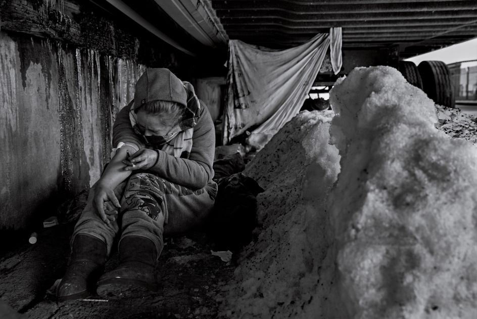 A woman, who goes by Jen, struggling to inject herself in the freezing cold in Boston on Jan. 14. 2018.Photograph by James Nachtwey for TIME