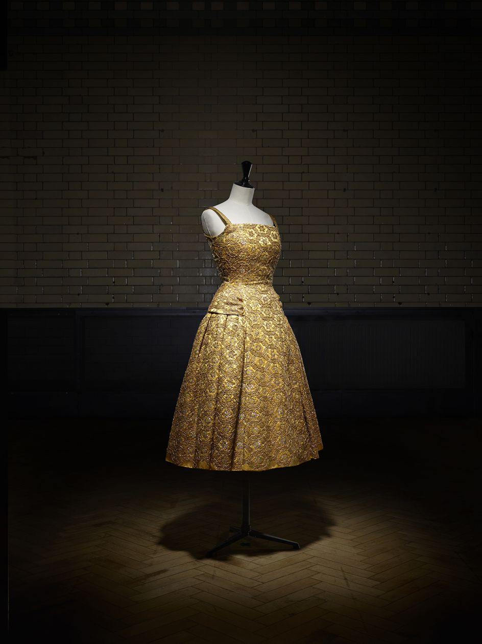 Pérou short evening dress, Autumn-Winter 1954 Haute Couture collection, H line. Victoria and Albert Museum, London. Gift of Cecil Beaton. Photo © Laziz Hamani