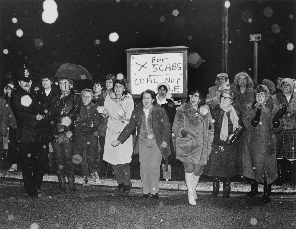 Women’s’ picket at Bevercotes Colliery, night shift, 11pm. Nottingham, February 1985 © Brenda Prince