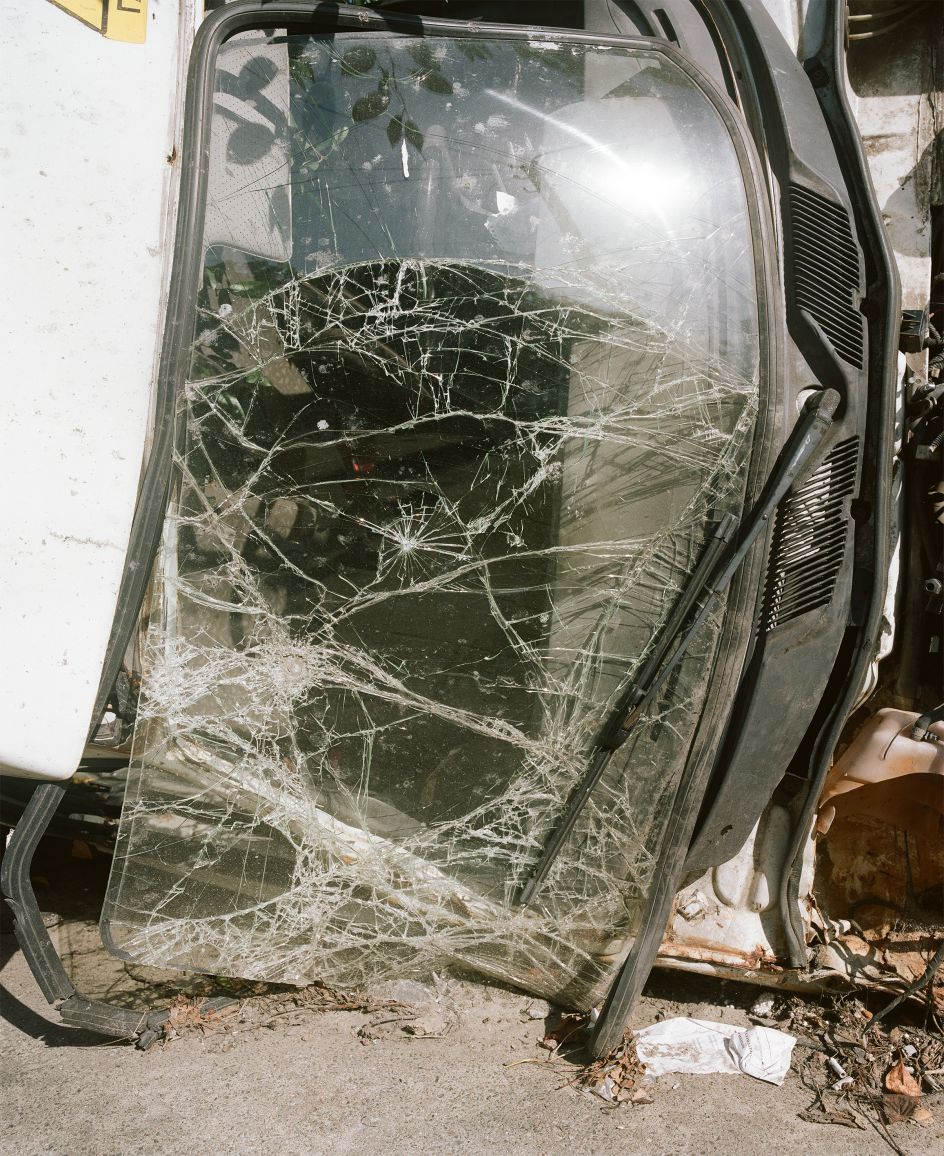 A car overturned as a result of Russian fighting on the streets of Irpin, Ukraine. 2022 © Ira Lupu