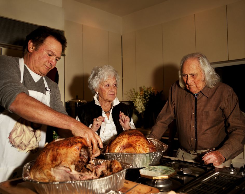 Gillian Laub, Dad carving the turkey, 2004. © Gillian Laub