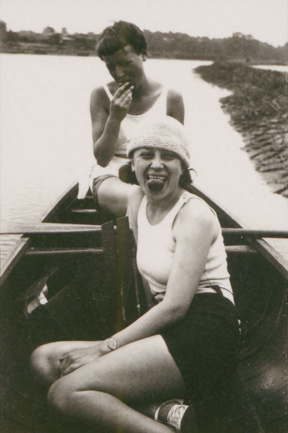Anonymous: Otti Berger (front) and Lis Beyer in a rowing boat on the Elbe, c. 1927. Photo © Bauhaus-Archiv, Berlin