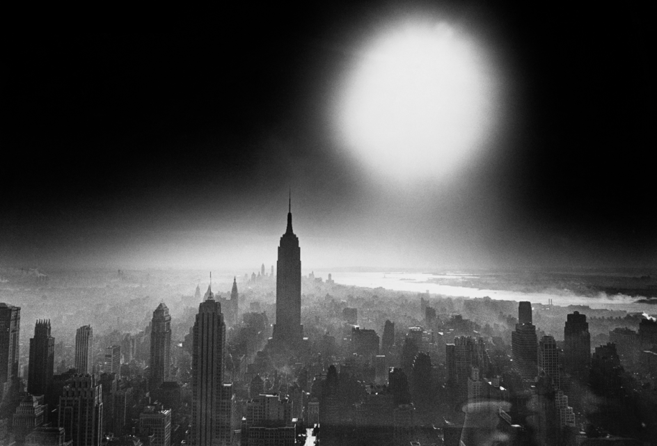 Atom Bomb Sky, New York, 1955 © William Klein