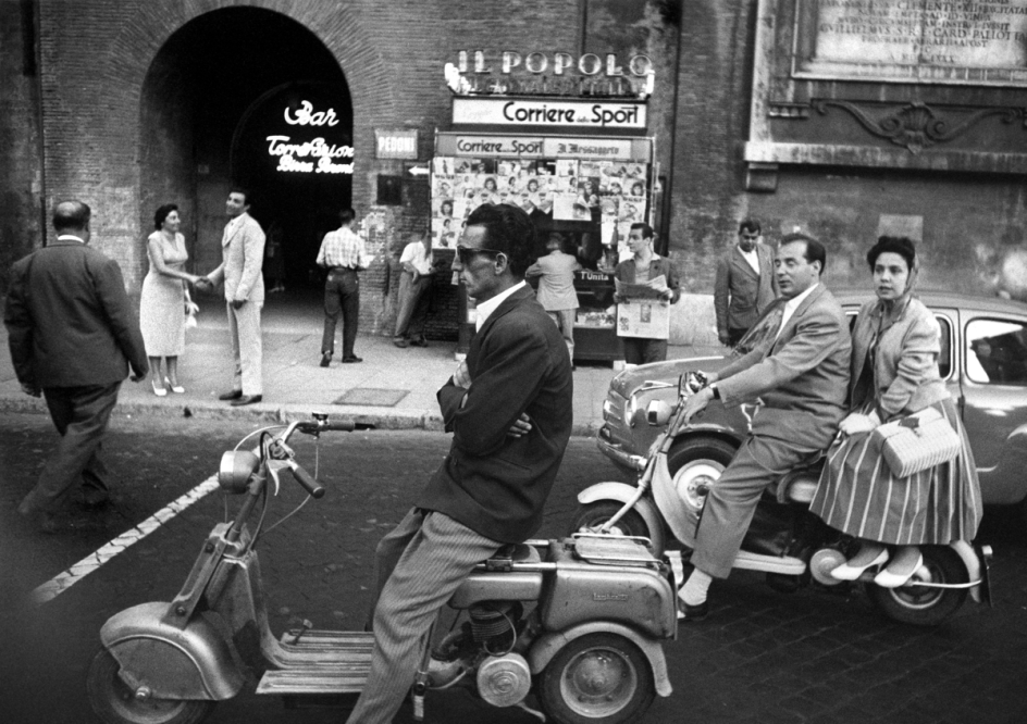Entrance Lido de Ostia, Rome, 1956 © William Klein