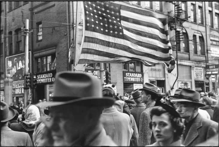 Crowd at Armistice Day Parade, Pittsburgh, November 1950 © Elliott Erwitt / Magnum Photos Courtesy: Carnegie Library of Pittsburgh