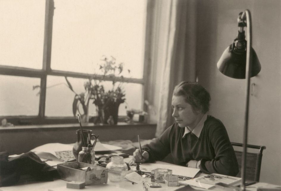 Anonymous: Gunta Stölzl in the studio at the Dessau Bauhaus, 13 March 1927. Photo © Bauhaus-Archiv, Berlin